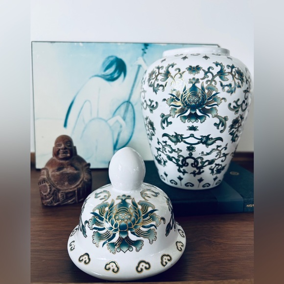 Vintage White Floral Temple Jar | Chinoisorie | Home Decor | - Picture 3 of 5